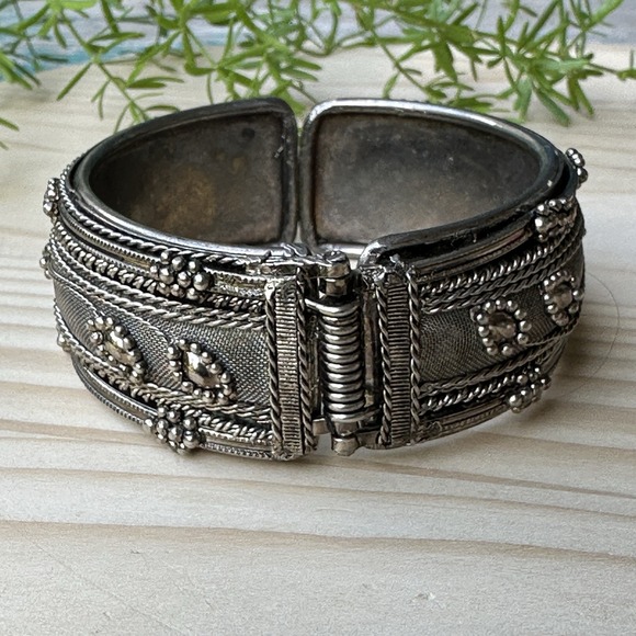 VTG‎ Bracelet Clamper Cuff Size 6.75 Floral Beaded Design Silver Tone Mesh Boho - Picture 3 of 9